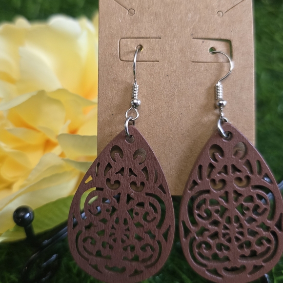 Elegant Brown Teardrop Earrings - Picture 3 of 3